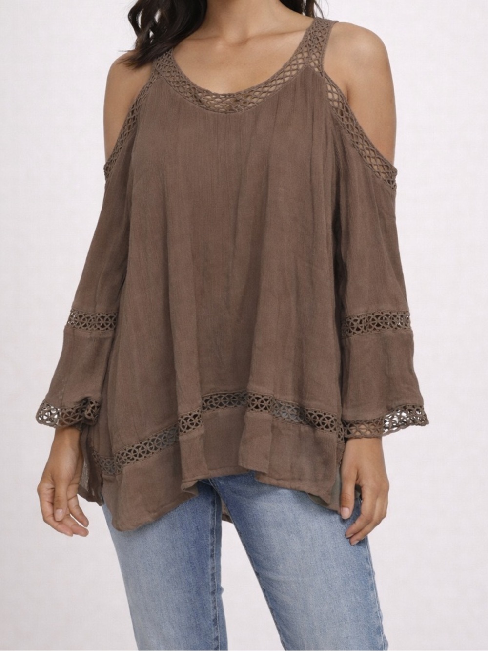 Womens Cold-Shoulder Crochet Trim Top - Brown
